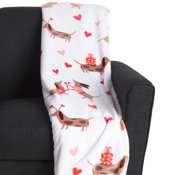 BELLA LUX Valentines Day Daschunds In Love Throw - Picture 1 of 5
